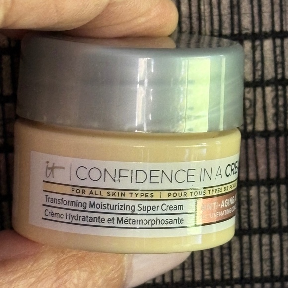 It Cosmetics Confidence in a Cream Anti-Aging Hydrating Moisturizer - 0.237 oz - Picture 2 of 3